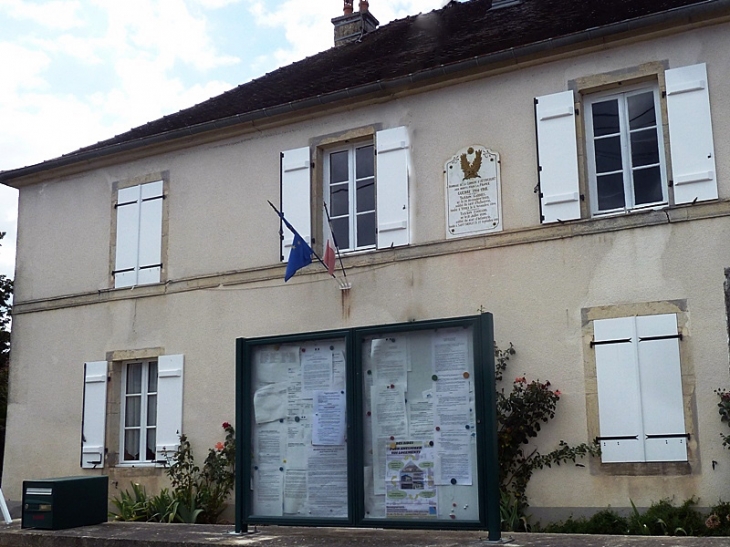 La mairie. Le village n'est accessible qu'en passant par le département voisin la Côte d'Or - Attricourt