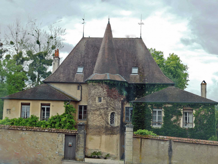 Le château reconstruit au 19ème siècle - Cresancey