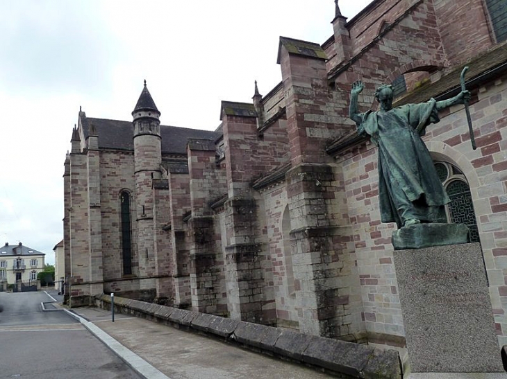 La basilique et la statue de Saint Colomban - Luxeuil-les-Bains