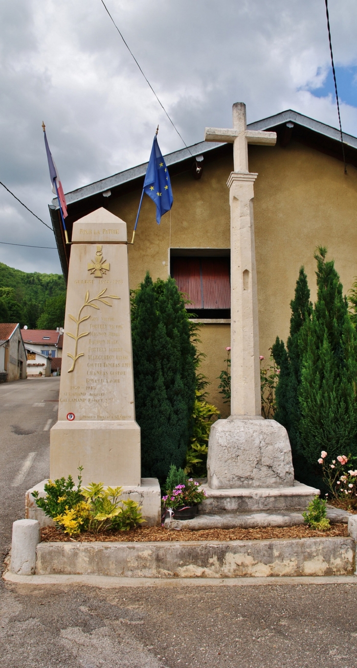 Monument aux Morts et Croix - Coisia