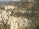 maisons perchées sur les rochers