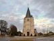 Photo suivante de Amfreville-la-Campagne Eglise paroissiale Notre Dame. L'église comprend un vaisseau, une tour porche et un clocher. La tour se distingue par ses colonnettes sculptées, notamment sur le portail.