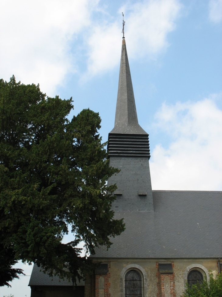 Eglise Saint-Martin (clocher et If) - Bazoques