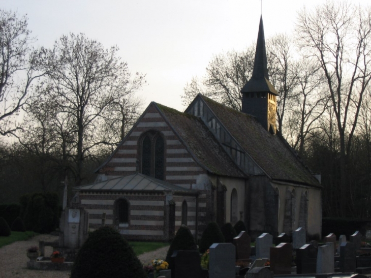 Eglise St Pierre et cimetière à la tombée de la nuit - Bérengeville-la-Campagne