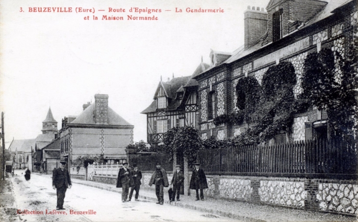 Route d'Epaignes - La Gendarmerie et la Maison Normande, vers 1915 (carte postale ancienne). - Beuzeville