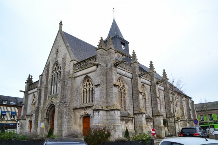 L'église Saint-Hélier. Elle a été élevée au XIIIème siècle. Le clocher abrite trois cloches.  - Beuzeville