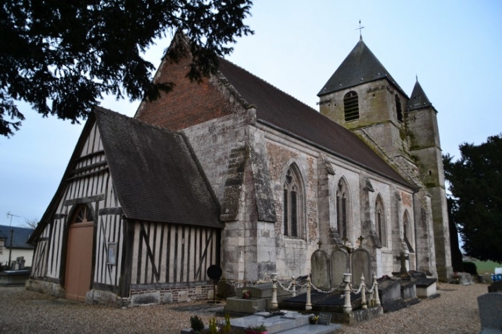 L'église Saint Philibert est à vaisseau unique, elle est construite en calcaire, silex et bois. La couverture est en tuile et ardoise. - Bouquetot