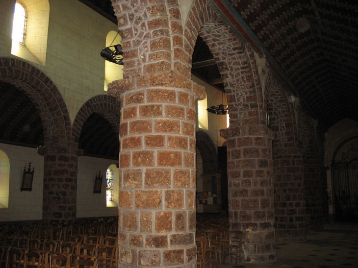 Bas-côté de la nef de l'église Saint-Sulpice - pierre de grison - Breteuil