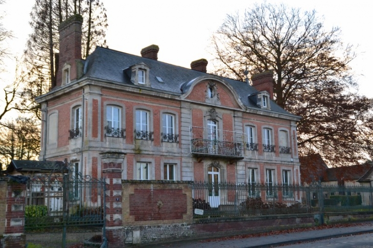 Le domaine de Lorraine (XVIIIè siècle). Il se compose d'un manoir et de dépendances dont notamment un ancien pressoir qui abrite l'office de tourisme. - Brionne