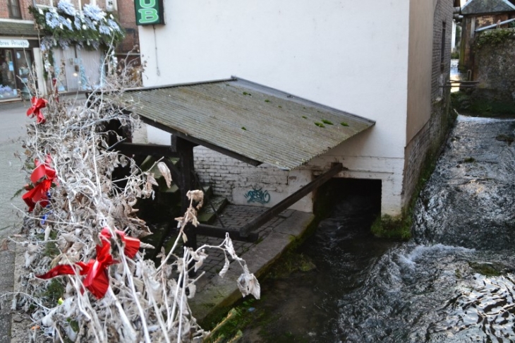 Un des nombreux anciens lavoirs de la ville - Brionne