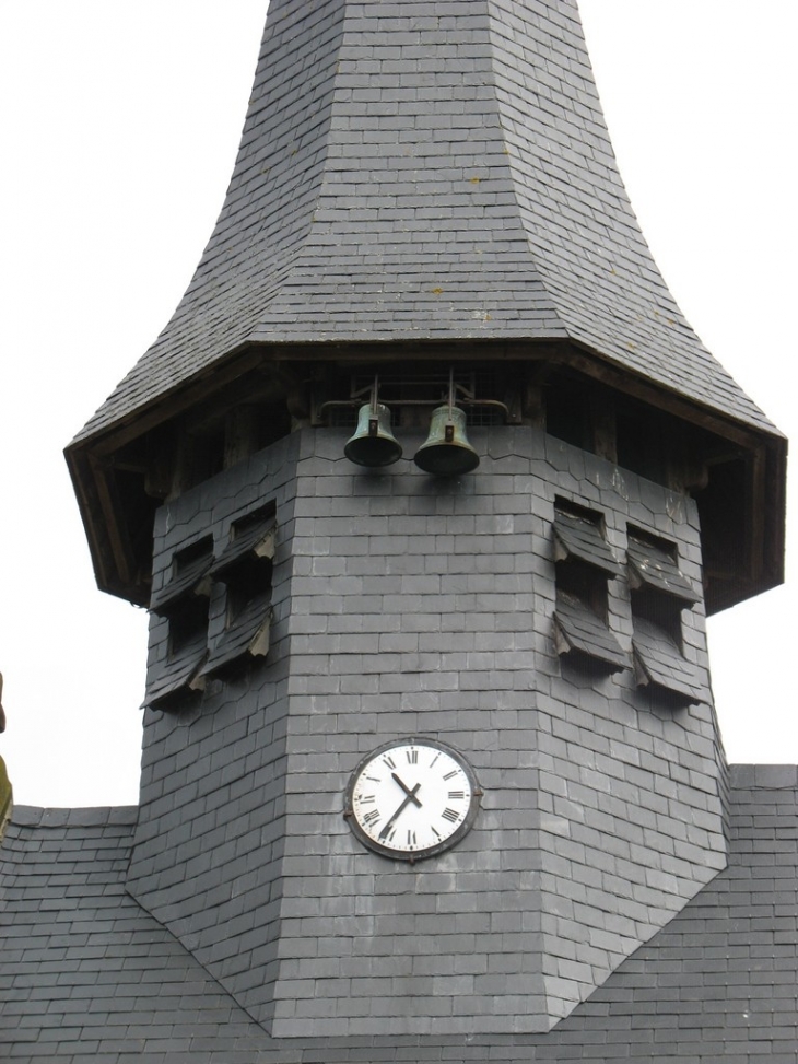 Détails du clocher avec ses deux petites cloches d'horloge - Caugé