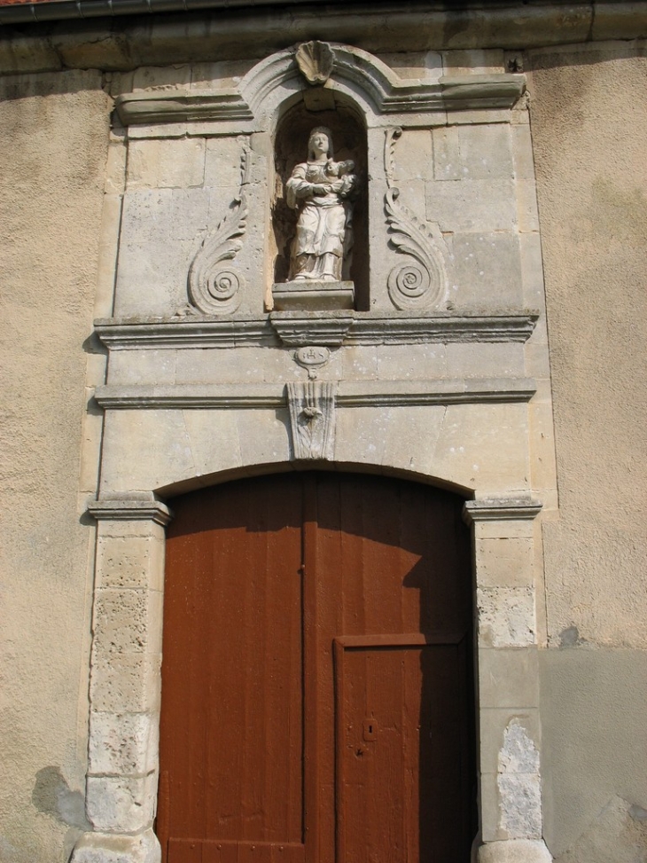 Portail de l'église avec une Vierge - Combon