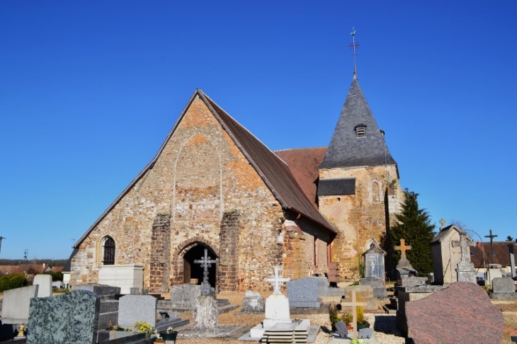 L'église Saint Martin. La façade de l'église est percée d'une porte en arc brisé encadrée de contreforts. Eglise du XIIIè siècle en partie reconstruite au XVIè siècle. - Condé-sur-Iton