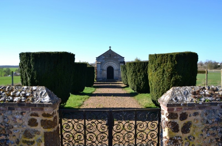 La chapelle funéraire. Vue d'ensemble. - Condé-sur-Iton