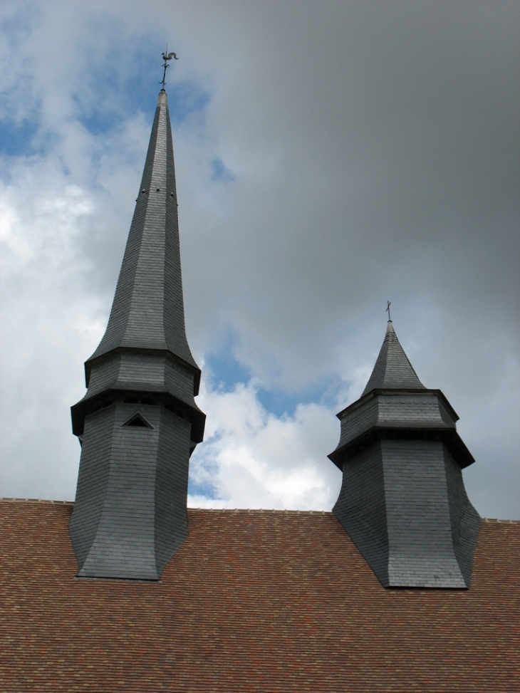 L'église Saint-Martin....les deux clochers ! (Remarquable !) - Épieds