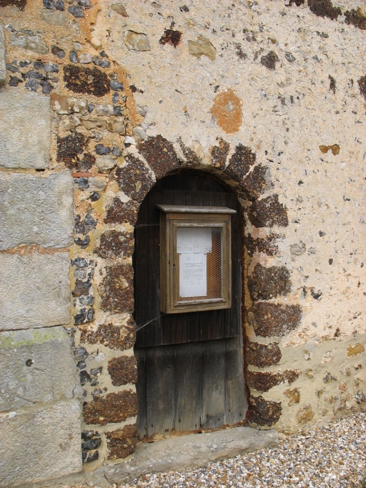 Ancienne porte romane (en grison) côté sud - Épinay