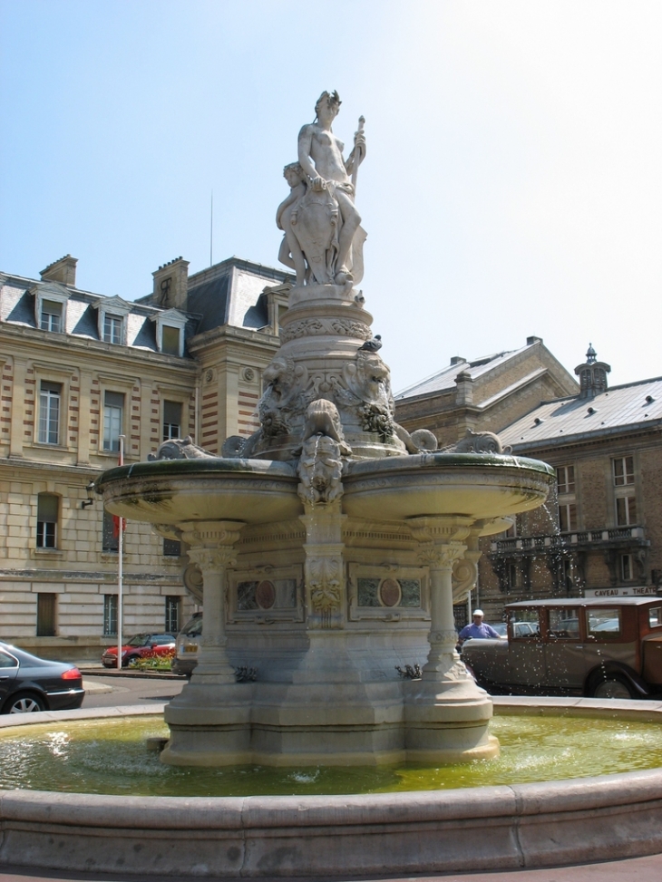 La Fontaine devant l'Hotel de Ville - Évreux