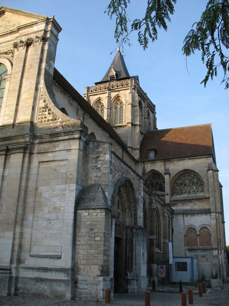 Façade de l'église-Abbatiale Saint-Taurin - Évreux