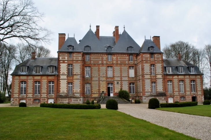 Le château  est du XVIIème siècle. Il est classé au titre des monuments historiques depuis le 15 mars 1993 pour les façades et les toitures. - Fleury-la-Forêt