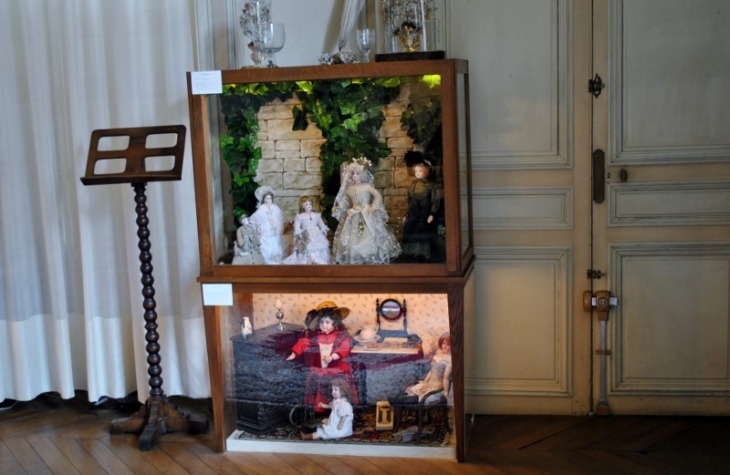 Le château accueille le musée des poupées. - Fleury-la-Forêt