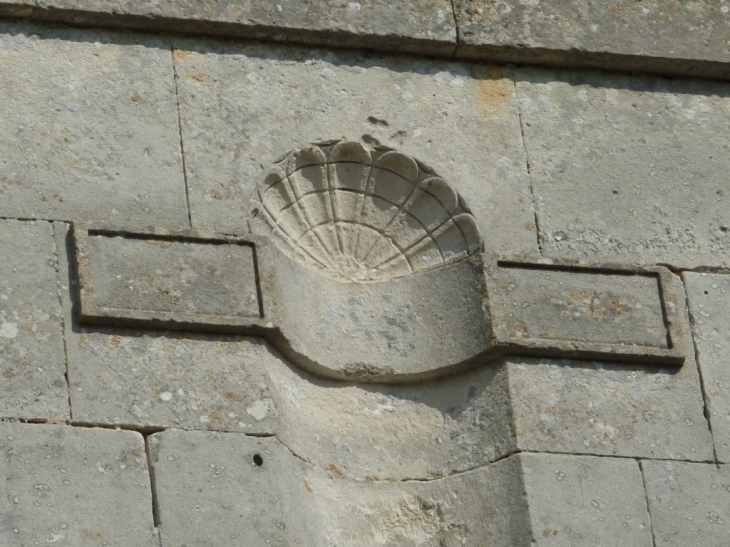 Coquille St Jacques sur la façade du clocher - Goupillières