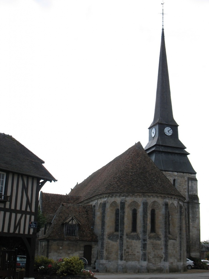 Chevet de l'église et à l'angle la Halle - Harcourt