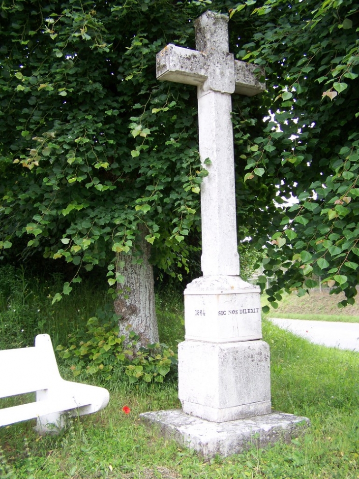 Croix monumentale à Chambines - Hécourt