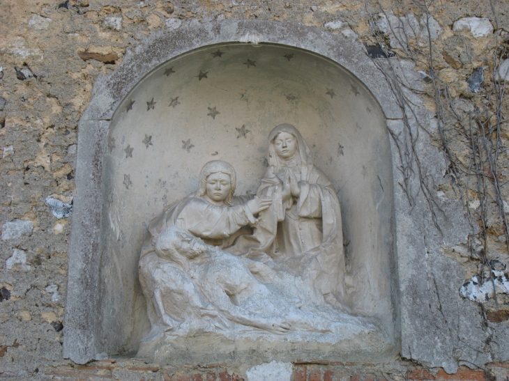 Vierge de Douleurs (Mur extérieur nord de l'église) - Jouy-sur-Eure