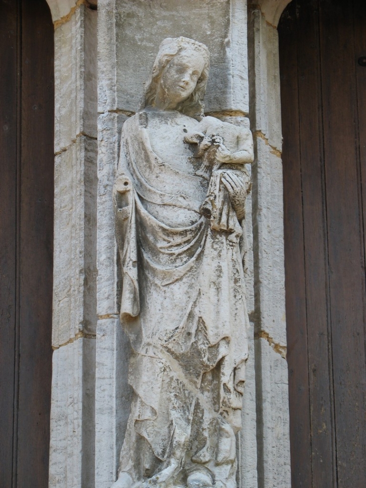 Statue de la Vierge entre les deux portes ouest - Jouy-sur-Eure