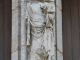Statue de la Vierge entre les deux portes ouest