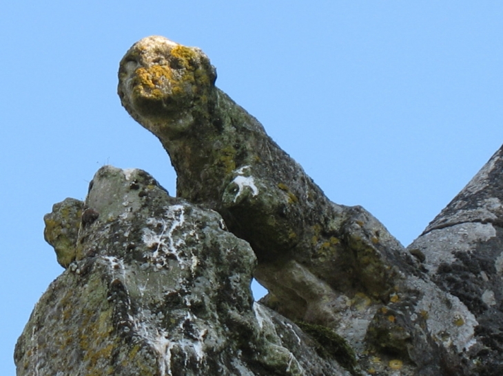 Détail sculpture sur le chevet de l'église - La Croisille