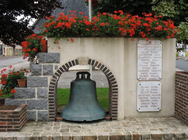 Monument aux Morts et la cloche de 1703 - La Ferrière-sur-Risle