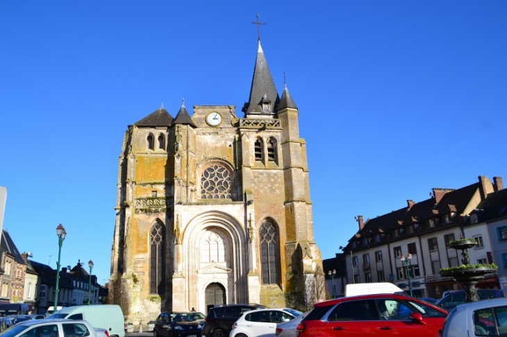L'église Saint-Pierre-Saint-Paul. La façade ouest est flanquée de deux tours percées d'une rose. - Le Neubourg