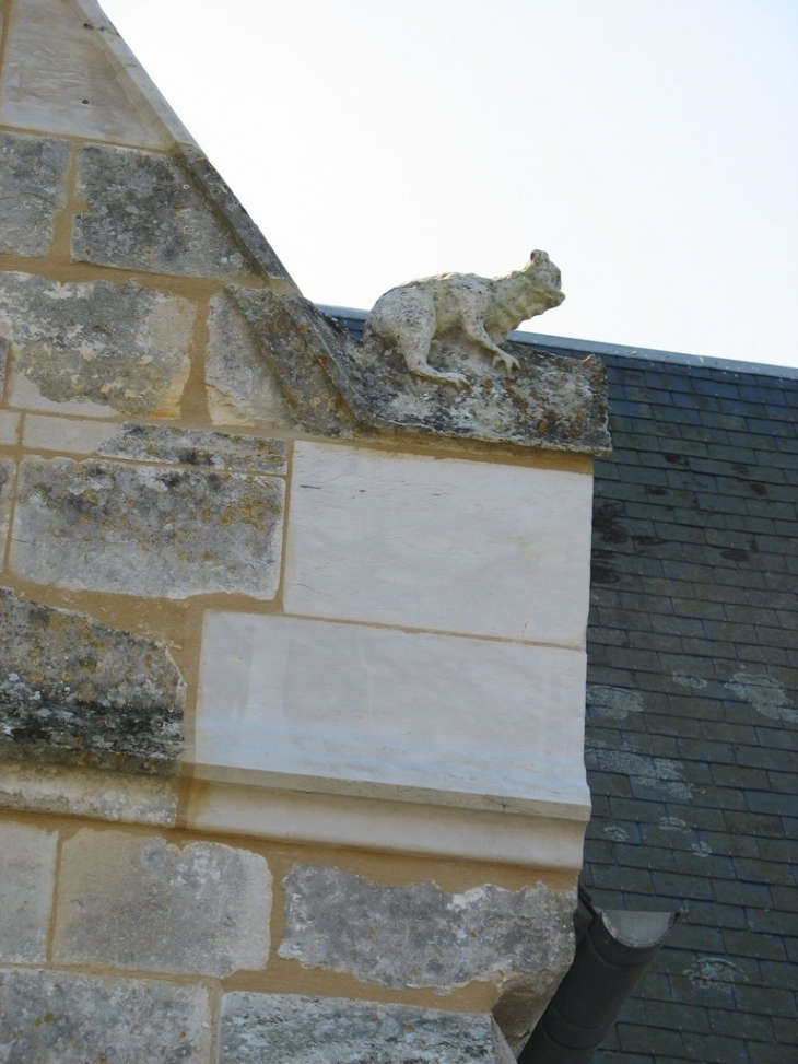 Animal étrange sur le pignon du transept - Le Tilleul-Lambert