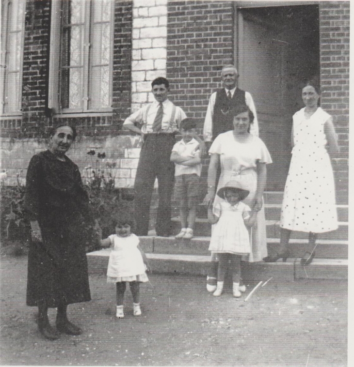 Ma maman âgée de 2 ans tenue par sa grand mère et à droite, sa mère et institutrice Renée Cornet devant l'école des Damps - Les Damps