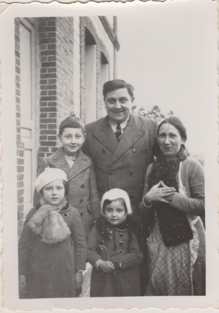 Les instituteurs Roger et Renée Cornet et leurs enfants devant l'école des Damps en Janvier 1937 - Les Damps
