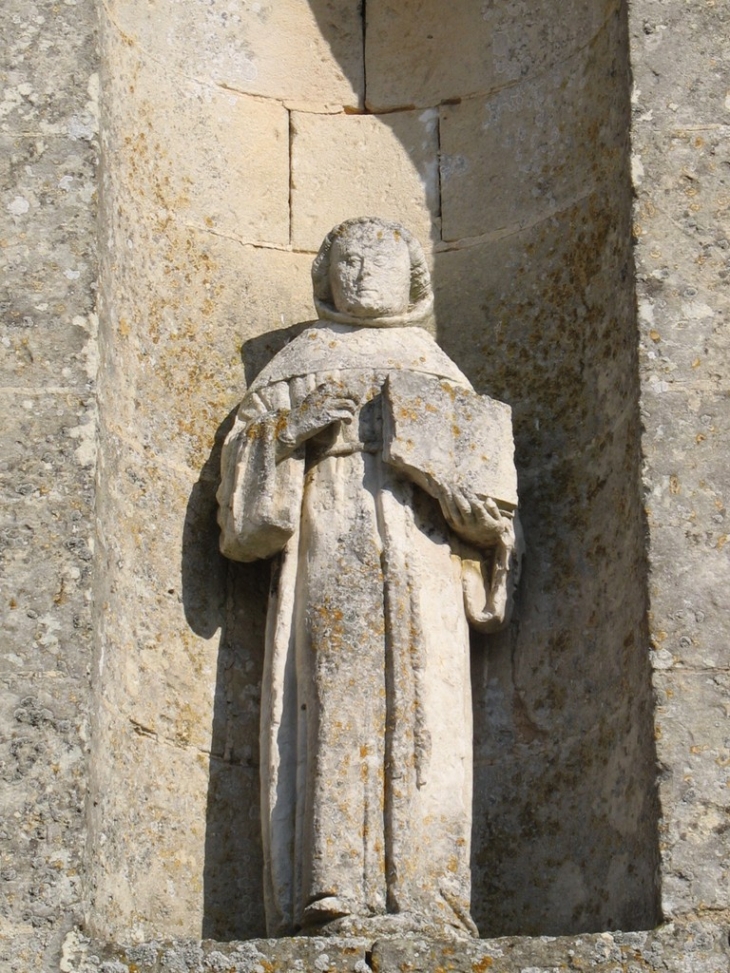 Statue sur la façade - Les Essarts