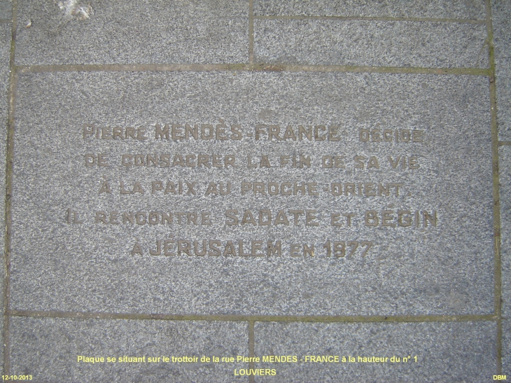 Plaque se situant sur le trottoir de la rue Pierre MENDES - FRANCE à hauteur du n°1 - Louviers