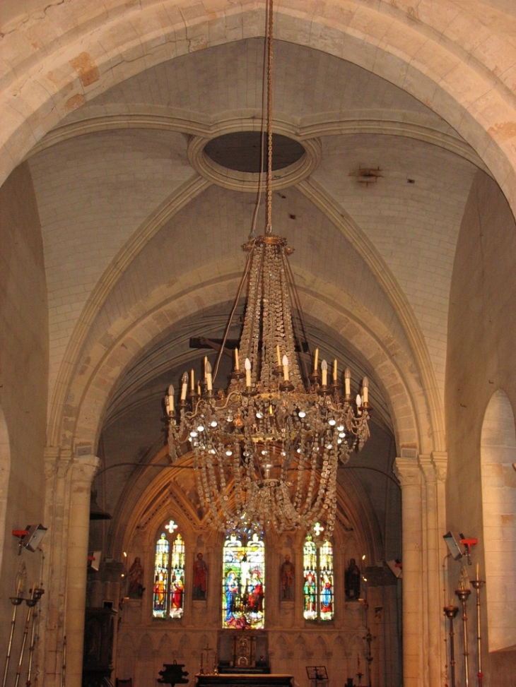 Intérieur de l'église (Lustre) - Menneval