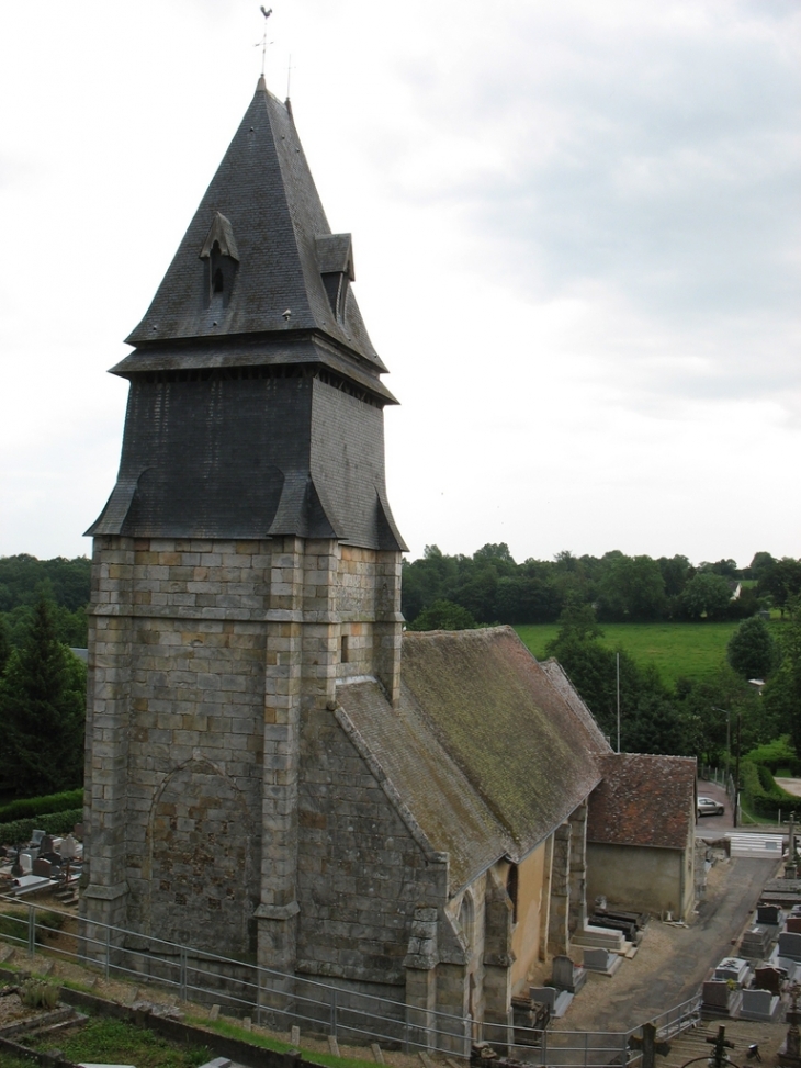 Imposante tour-clocher de l'église Saint-Georges - Montreuil-l'Argillé