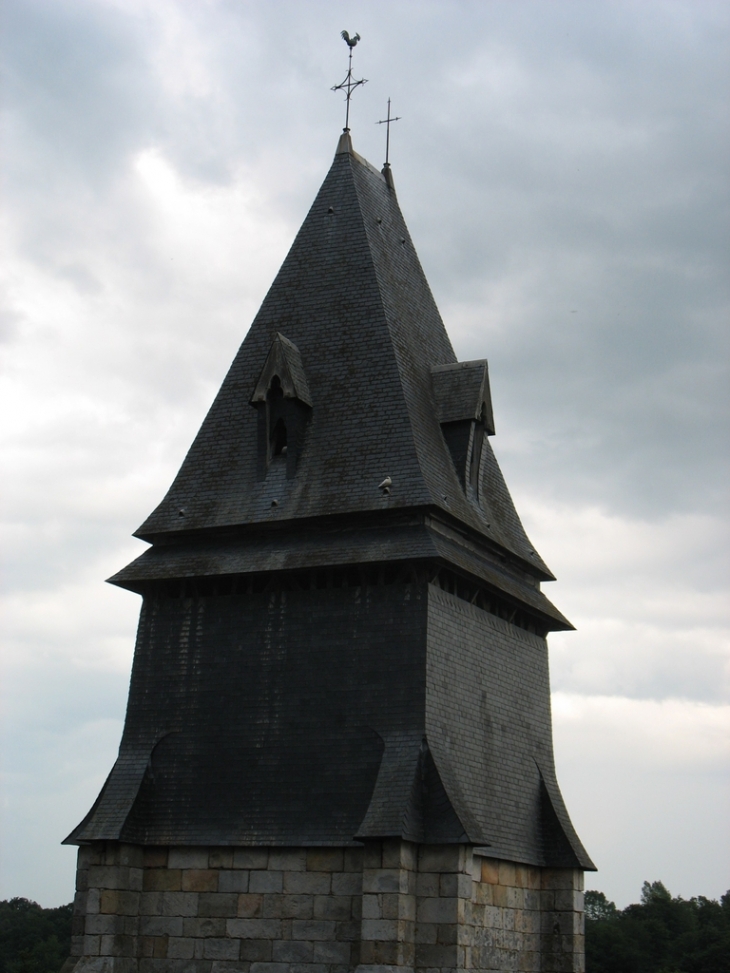 Le clocher de l'église Saint-Georges - Montreuil-l'Argillé