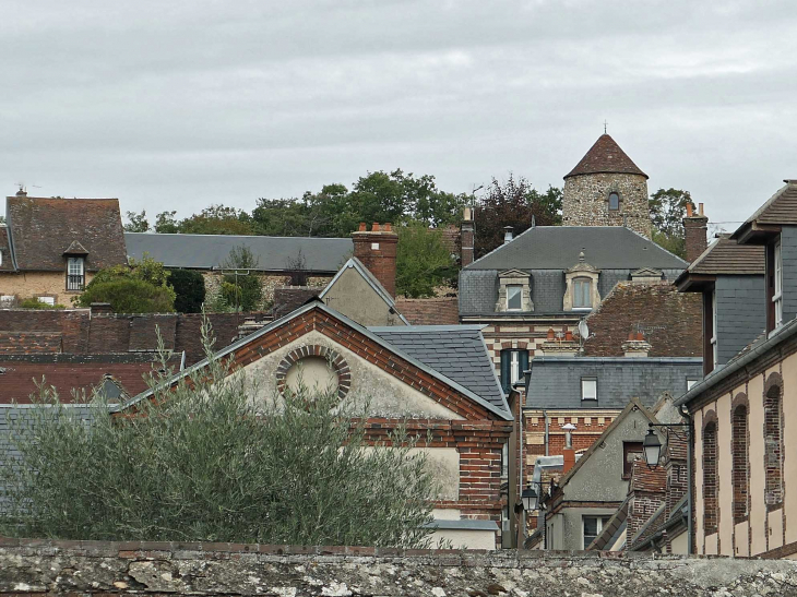 Vue sur une tour et les toits - Nonancourt