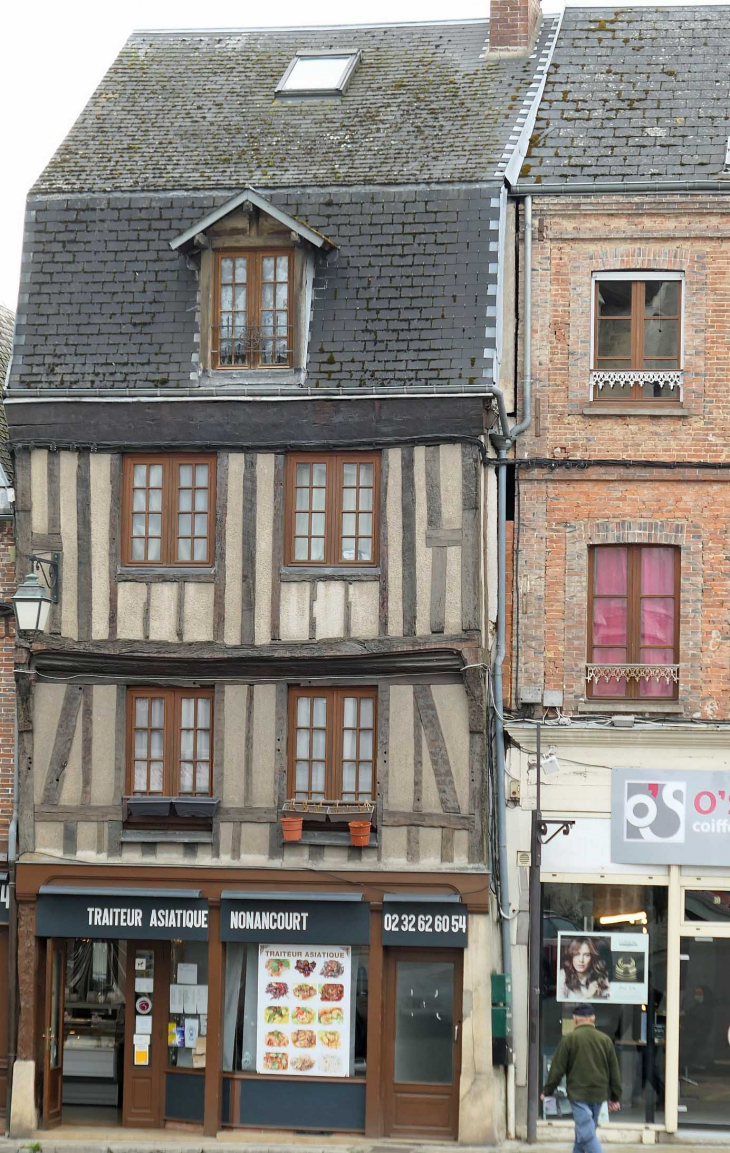 Place Aristide Briand : maisons du 16ème siècle - Nonancourt