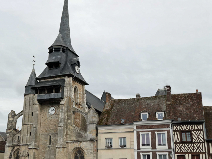 Place Aristide Briand : l'église et les maisons - Nonancourt