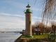 Le phare a été construit en 1824. Le feu de Quillebeuf est sur une tourelle en brique avec une lanterne verte à feu scintillant. Il signale une courbure de la Seine et se trouve toujours en service contrairement au phare de la Roque.