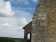 Porche de l'église face à la vallée verdoyante