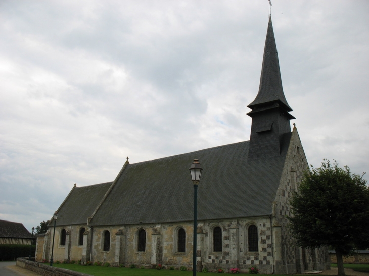 Vue de l'église Saint-Aubin avec son enclos - Saint-Aubin-le-Guichard