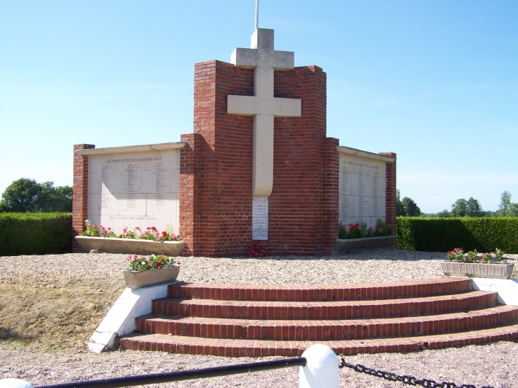 Monument à la mémoire du Maquis Surcouf - Saint-Étienne-l'Allier