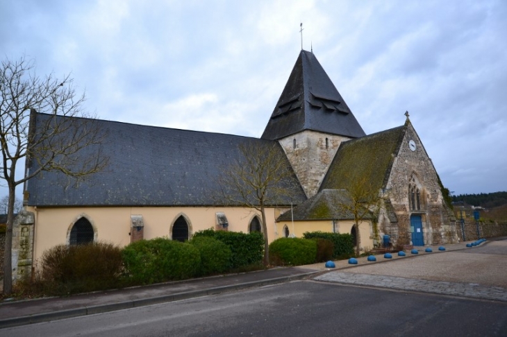 L'église paroissiale Saint-Ouen. L'édifice a été bâti au 13ème siècle. Les murs latéraux sont percés de baies en arc brisé et sont soutenus par des contreforts. - Saint-Philbert-sur-Risle