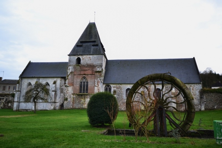 L'église paroissiale Saint Ouen. La nef de l'église a connu de nombreux remaniements au 19ème siècle. - Saint-Philbert-sur-Risle